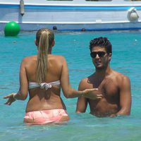 Maxi Iglesias y su novia, chapuzón en Ibiza