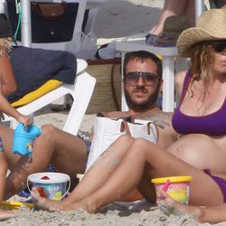 Borja Thyssen y Blanca Cuesta con su hijo Eric en Formentera