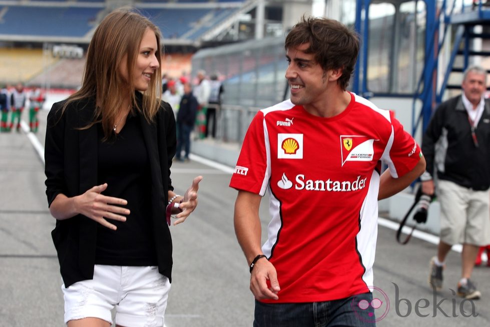 Fernando Alonso y Dasha Kapustina conversando en el Gran Premio de Alemania 2012