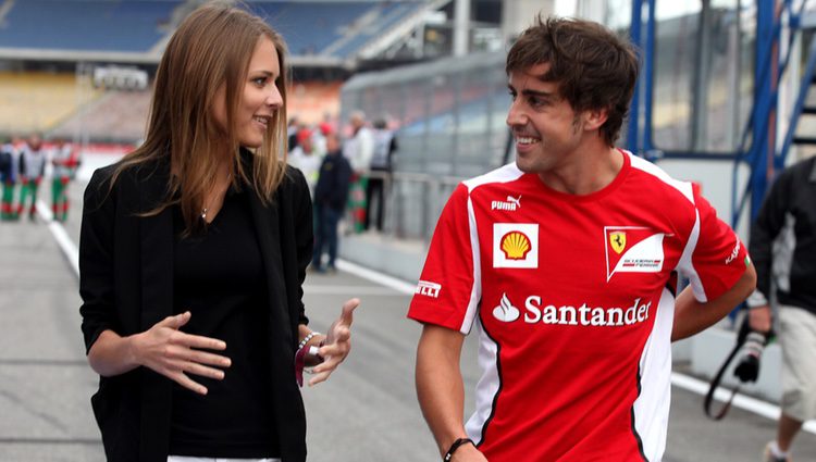 Fernando Alonso y Dasha Kapustina conversando en el Gran Premio de Alemania 2012