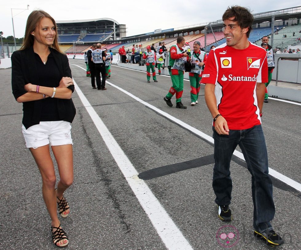 Fernando Alonso y Dasha Kapustina, muy cómplices en el GP de Alemania 2012