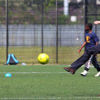 El Príncipe Guillermo jugando al fútbol en Bacon's College