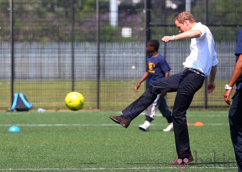 El Príncipe Guillermo jugando al fútbol en Bacon's College