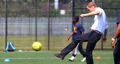 El Príncipe Guillermo jugando al fútbol en Bacon's College