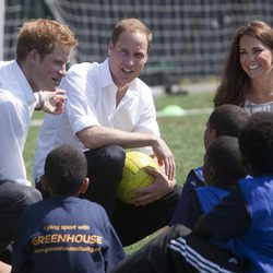 El Príncipe Harry y los Duques de Cambridge en Bacon's College