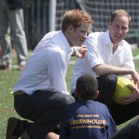 El Príncipe Harry y los Duques de Cambridge en Bacon's College