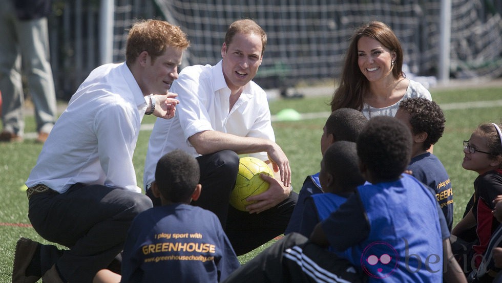 El Príncipe Harry y los Duques de Cambridge en Bacon's College