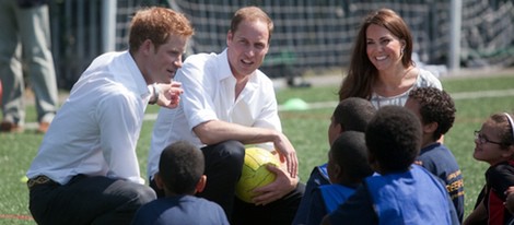 El Príncipe Harry y los Duques de Cambridge en Bacon's College