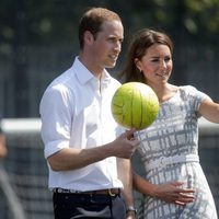 Los Duques de Cambridge con un balón en Bacon's College