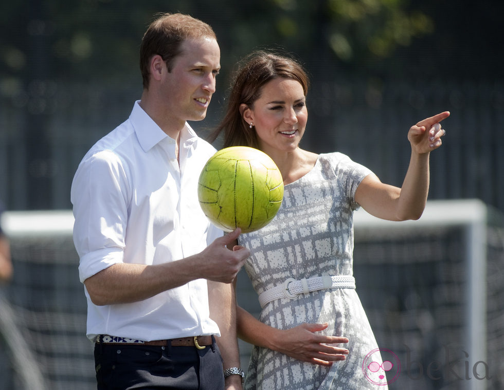 Los Duques de Cambridge con un balón en Bacon's College