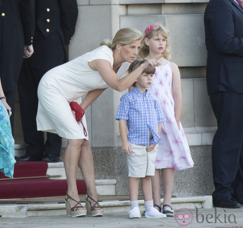 La Condesa de Wessex y sus hijos vieron la llegada de la antorcha olímpica a Buckingham Palace