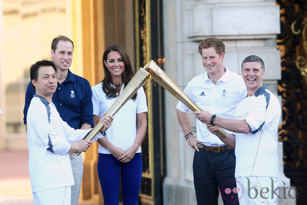 Los Duques de Cambridge y el Príncipe Harry en la recepción de la antocha olímpica en Buckingham Palace