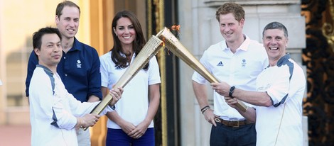 Los Duques de Cambridge y el Príncipe Harry en la recepción de la antocha olímpica en Buckingham Palace