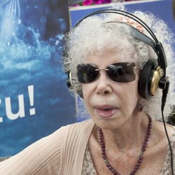 La Duquesa de Alba se pone los cascos en un homenaje en San Sebastián