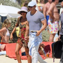 Kellan Lutz junto a su novia Sharni Vinson en Saint Tropez