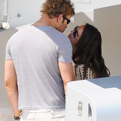 Kellan Lutz cariñoso con su novia Sharni Vinson en Saint Tropez