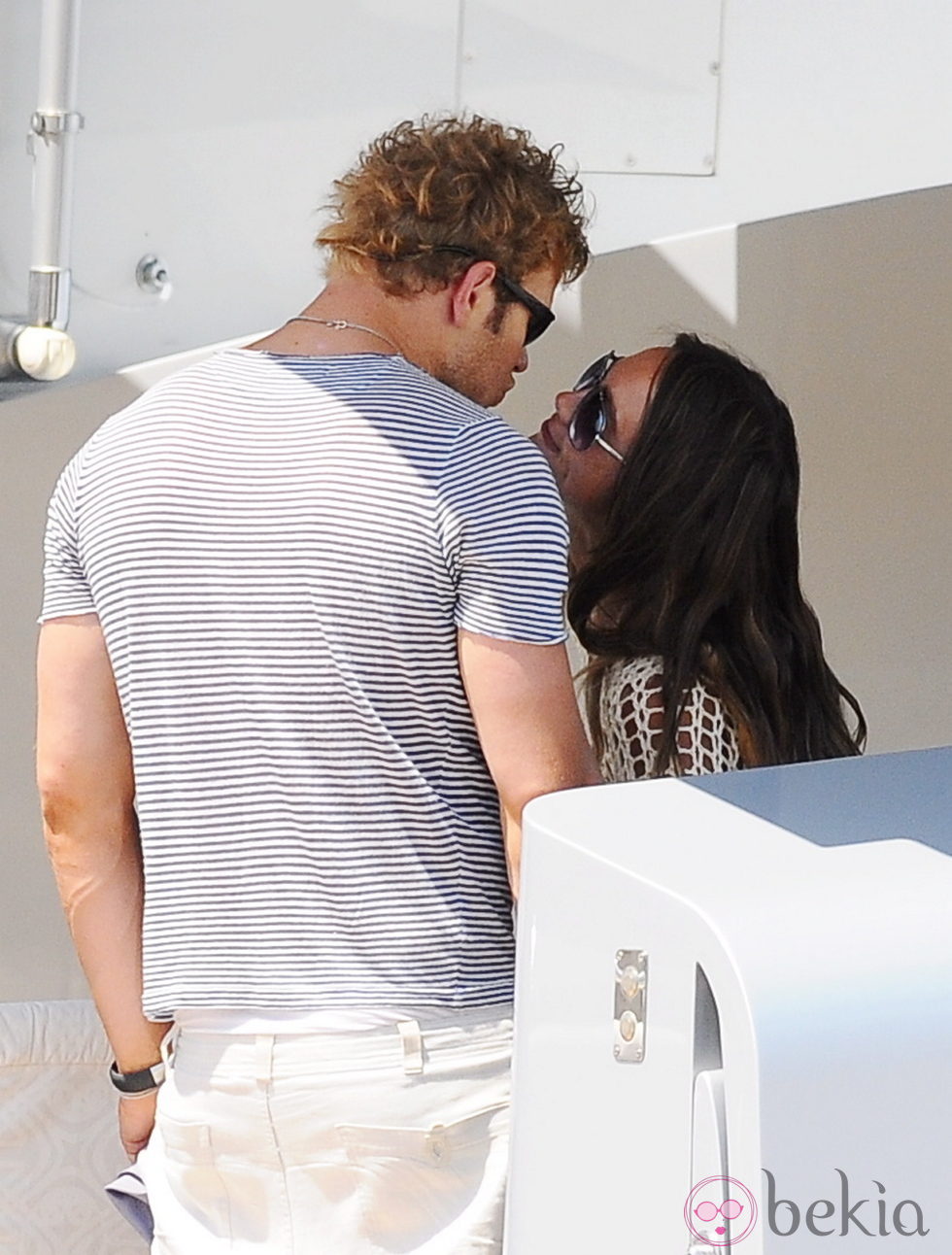 Kellan Lutz cariñoso con su novia Sharni Vinson en Saint Tropez