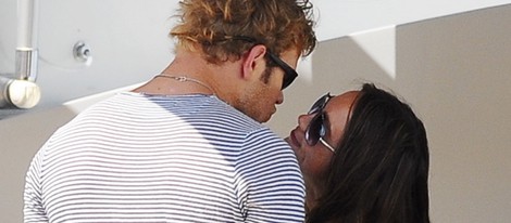 Kellan Lutz cariñoso con su novia Sharni Vinson en Saint Tropez