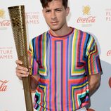 Mark Ronson posa con la antorcha de los JJ.OO de Londres 2012