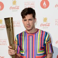 Mark Ronson posa con la antorcha de los JJ.OO de Londres 2012