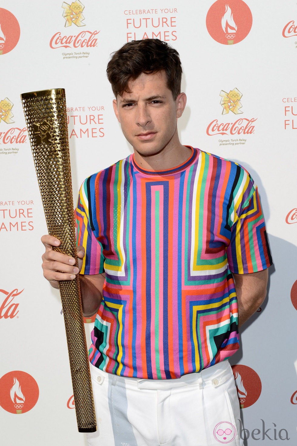 Mark Ronson posa con la antorcha de los JJ.OO de Londres 2012