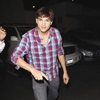 Ashton Kutcher amenaza a los paparazzi tras descubrirle con Mila Kunis