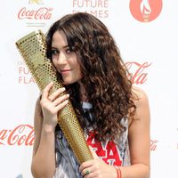 Eliza Doolittle posa con la antorcha de los JJ.OO de Londres 2012