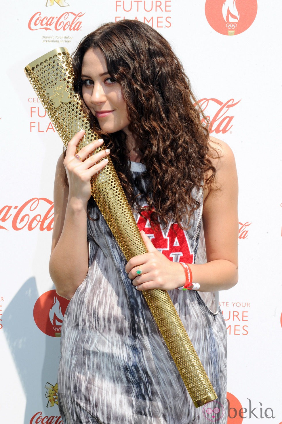 Eliza Doolittle posa con la antorcha de los JJ.OO de Londres 2012