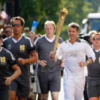 Federico de Dinamarca porta la antorcha olímpica de Londres 2012