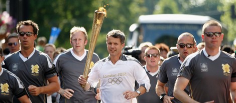 Federico de Dinamarca porta la antorcha olímpica de Londres 2012