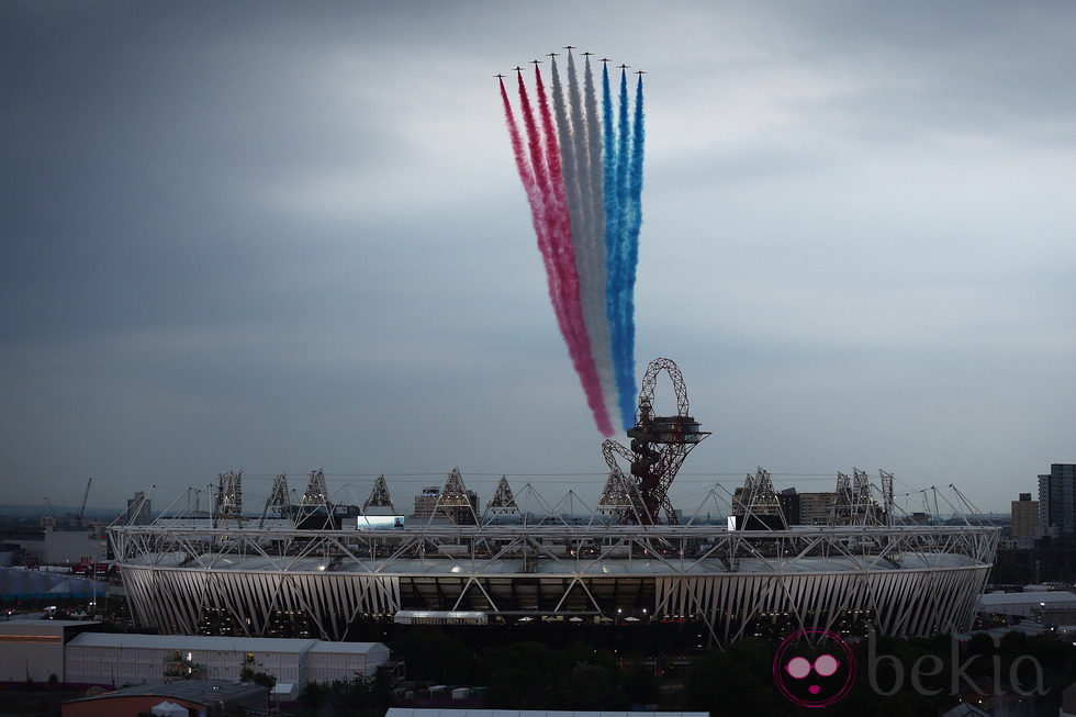 Aviones sobrevuelan el estadio olímpico de Londres 2012