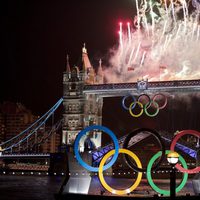 Fuegos artificiales sobre Tower Bridge en la ceremonia de inauguración de los Juegos Olímpicos