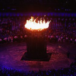 El pebetero olímpico encendido en el centro del estadio olímpico de Londres 2012