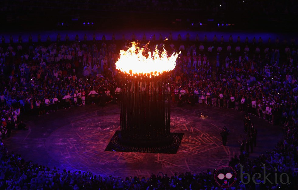 El pebetero olímpico encendido en el centro del estadio olímpico de Londres 2012