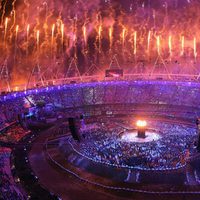 Fuegos artificiales en el estadio olímpico durante la inauguración de los Juegos Olímpicos