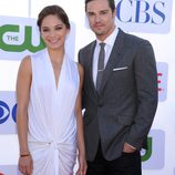 Kristin Kreuk y Jay Ryan en la fiesta organizada por la cadena de televisión CBS