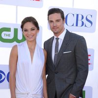 Kristin Kreuk y Jay Ryan en la fiesta organizada por la cadena de televisión CBS