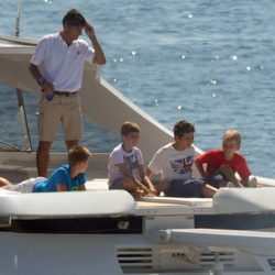 Felipe de Marichalar, Juan, Pablo y Miguel Urdangarín en la lancha Somni