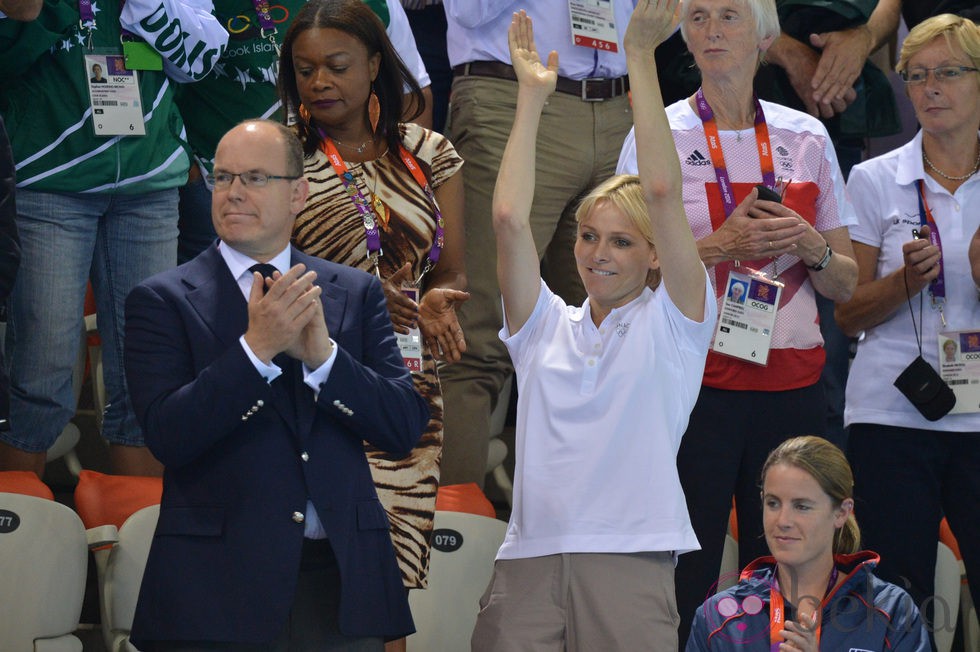 Alberto y Charlene de Mónaco en una competición de natación en Londres 2012