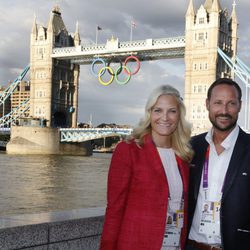 Haakon y Mette-Marit de Noruega posan con el Tower Bridge en Londres 2012