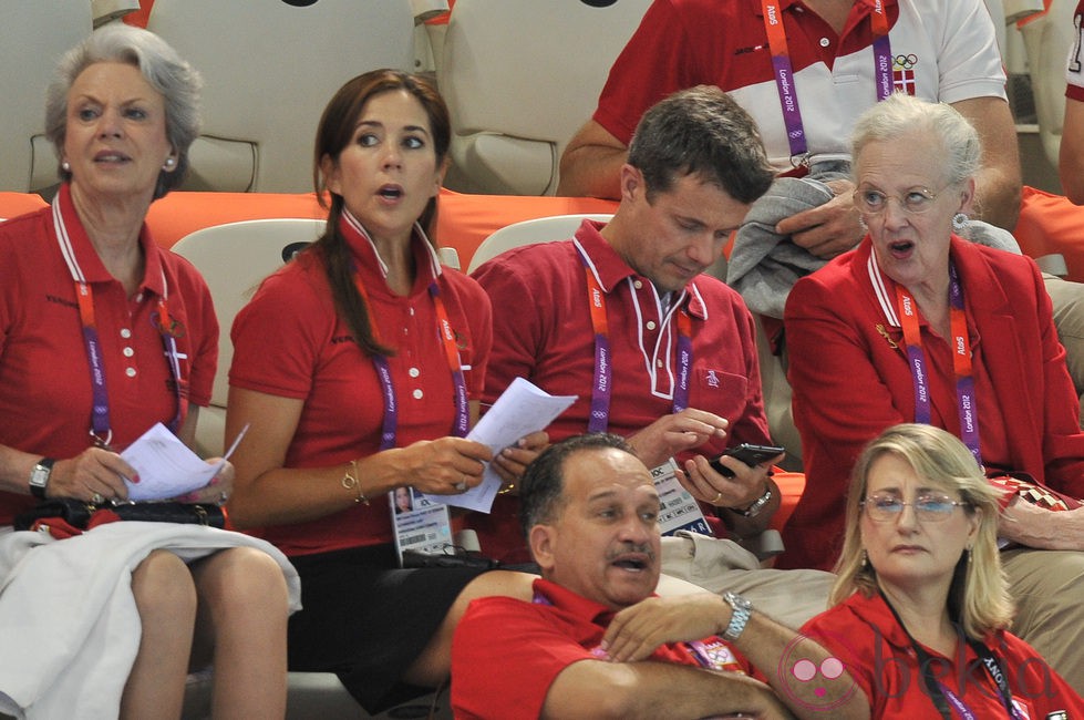 Benedicta de Dinamarca, los Príncipes Federico y Mary y la Reina Margarita en Londres 2012