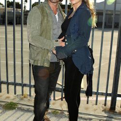 Elizabeth Berkley y su marido Greg Lauren