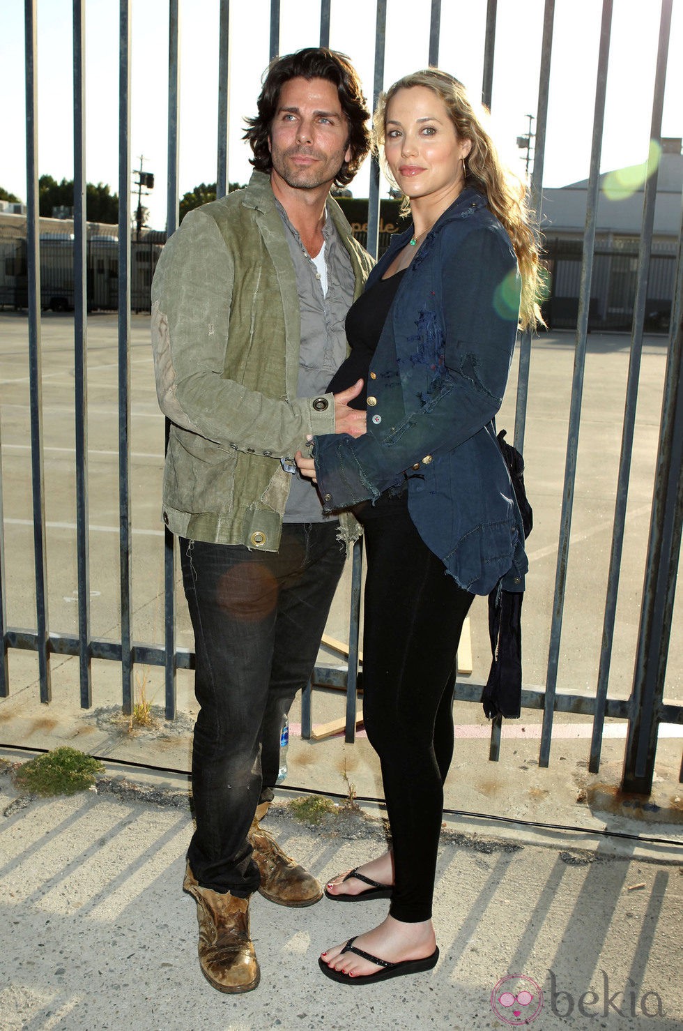 Elizabeth Berkley y su marido Greg Lauren