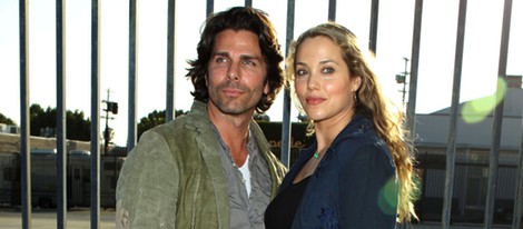 Elizabeth Berkley y su marido Greg Lauren