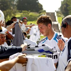 Sergio Ramos firmando autógrafos durante la pretemporada del Real Madrid en Los Ángeles