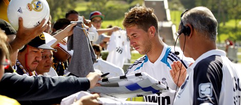 Sergio Ramos firmando autógrafos durante la pretemporada del Real Madrid en Los Ángeles