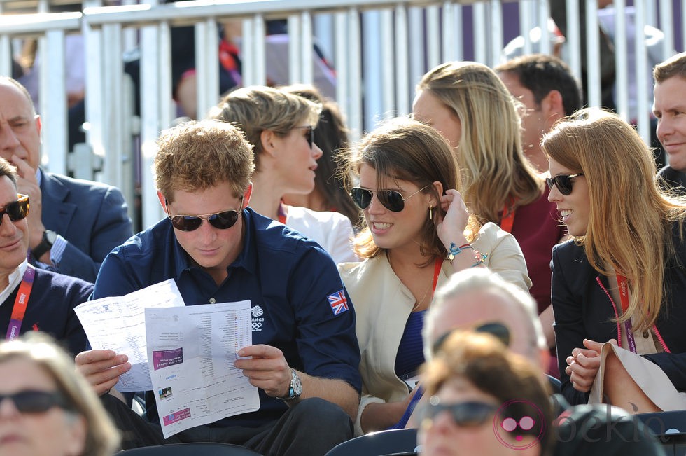 El Príncipe Harry y las Princesas de York en una competición hípica de Londres 2012