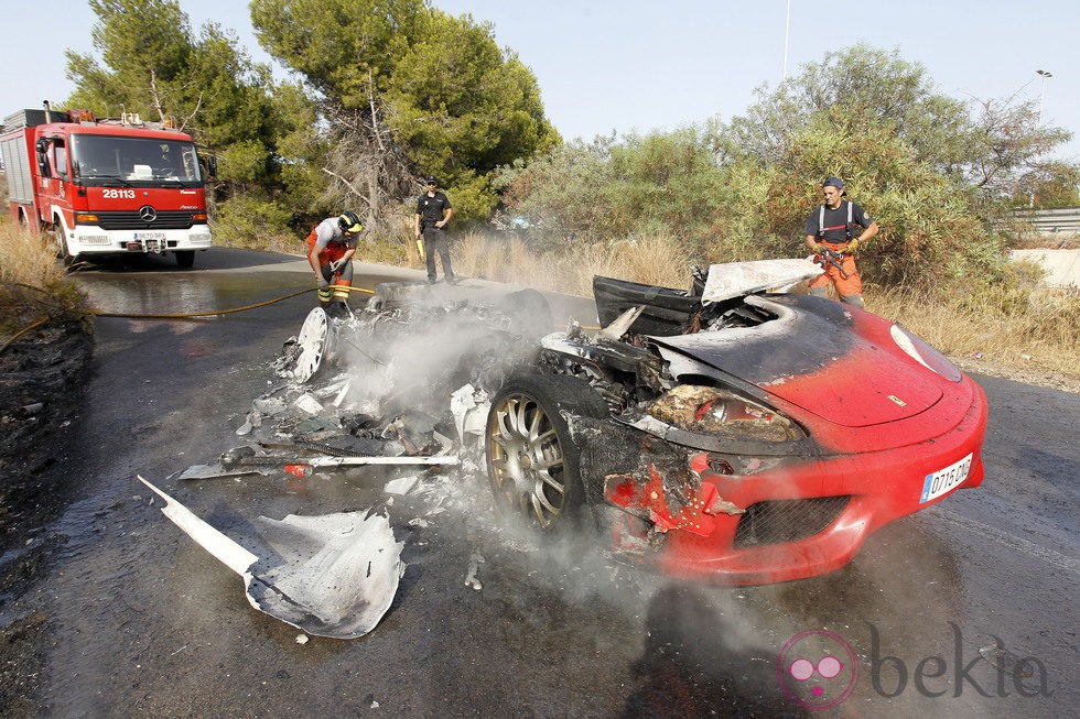 Los bomberos contemplan el Ferrari calcinado de Ever Banega