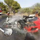 Los bomberos contemplan el Ferrari calcinado de Ever Banega