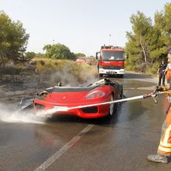 Un bombero apaga el Ferrari calcinado de Ever Banega